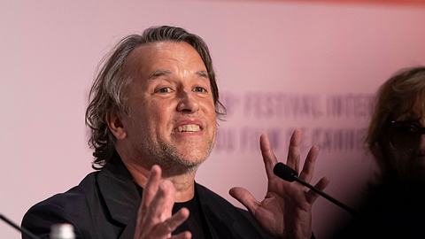 Regisseur Richard Linklater gestikuliert während einer Pressekonferenz zu seinem Film Novuelle Vague auf dem Filmfestspielen in Cannes. - Foto:  IMAGO / KCS Presse