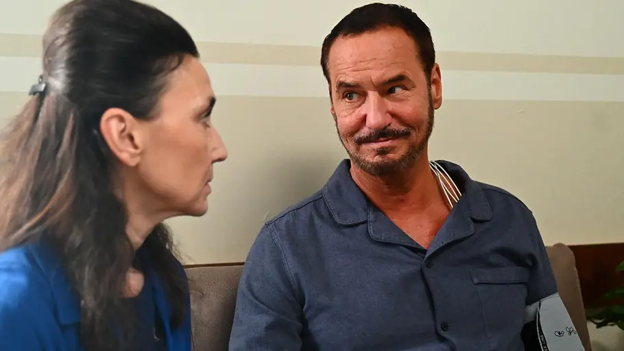 Simone schaut Richard ernst an, der lächelt verkniffen.