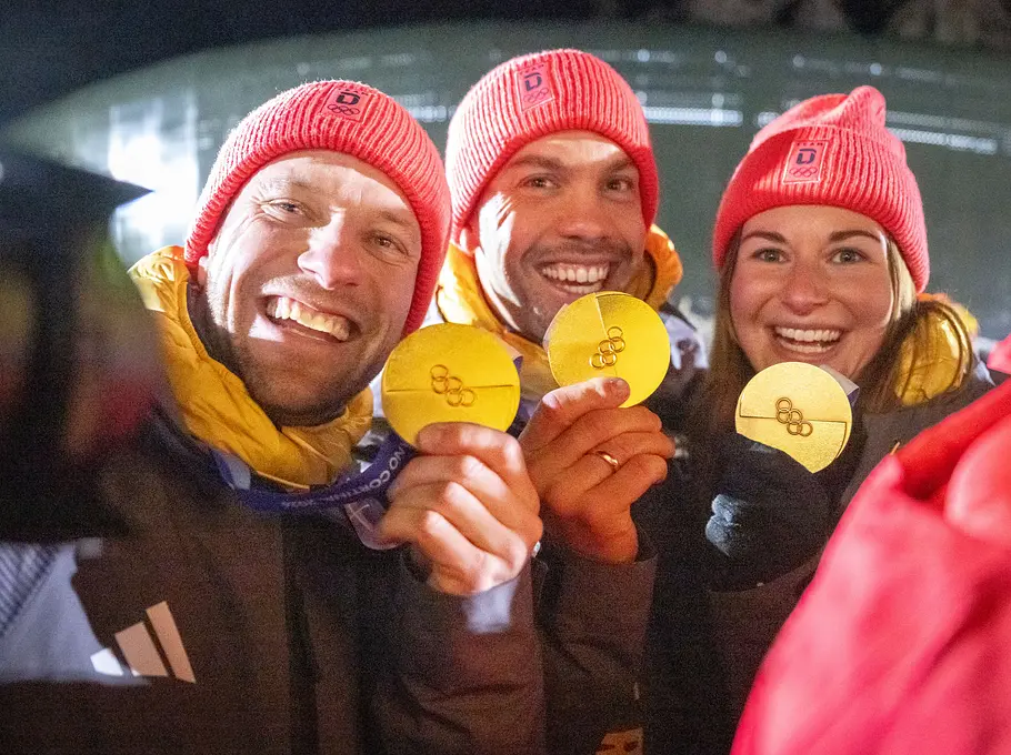 Riesenjubel der deutschen Team-Staffel mit Julia Taubitz 9-1 (GER), Tobias Wendl 9-2 (GER) und Tobias Arlt 9-2 (GER) nach dem Gewinn der Goldmedaille.