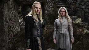 Sauron und Galadriel blicken ernst in die Kamera - Foto: Amazon Prime Video