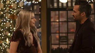 Kris und Nate in „Ripple“. Sie schauen einnader an und stehen in einem Restaurant. - Foto: Courtesy of Netflix