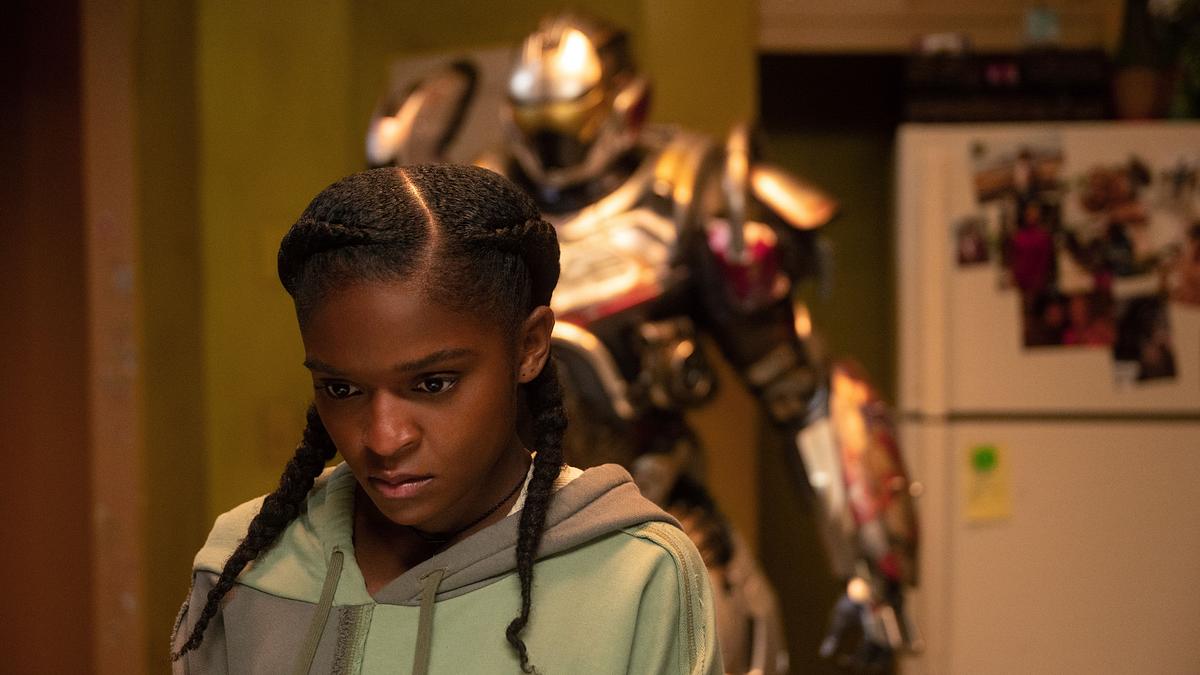 Riri Williams hat große Pläne, aber geringe finanzielle Mittel. Riri Williams schaut ernst nach unten, hinter ihr steht ihr Ironheart-Anzug.