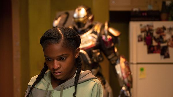 Riri Williams schaut ernst nach unten, hinter ihr steht ihr Ironheart-Anzug. - Foto: Disney+