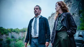 Moritz Bleibtreu und Julika Jenkins im dunklen Mantel stehen vor einer Felswand. Rechts hinter ihnen parkt ein Geländewagen. - Foto: ARD Degeto/Hessischer Rundfunk/MadeFor Film/Stanislav Honzík Moritz Bleibtreu und Julika Jenkins im dunklen Mantel stehen vor einer Felswand. Rechts hinter ihnen parkt ein Geländewagen. - Foto: ARD Degeto/Hessischer Rundfunk/MadeFor Film/Stanislav Honzík