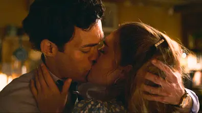 Rupert und Taggi küssen sich. Er hat seine Hand in ihren Haaren. - Foto: Disney+ Rupert und Taggi küssen sich. Er hat seine Hand in ihren Haaren. - Foto: Disney+