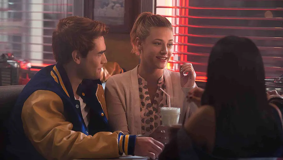 Archie und Betty sitzen im Diner und trinken Milchshakes in „Riverdale“.