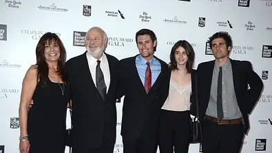 Rob und Michelle Reiner posieren mit ihren Kindern Jake, Romy und Nick bei einem Event - Foto: IMAGO / Avalon.red