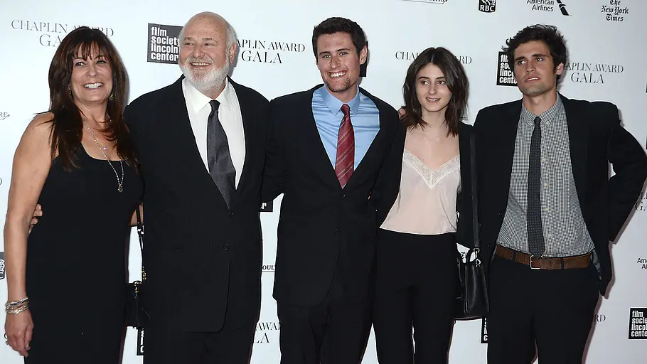 Rob und Michelle Reiner sind tot. Sohn steht unter Mordverdacht Rob und Michelle Reiner posieren mit ihren Kindern Jake, Romy und Nick bei einem Event
