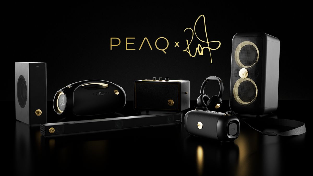 Robbie Williams Peaq Auf einem schwarzen Hintergrund werden mehrere Produkte, darunter auch Bluetooth-Lautsprecher, präsentiert. Oberhalb steht der Schriftzug Peaq x Rob.