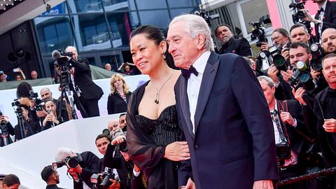 Tiffany Chen mit ihrem Freund Robert De Niro auf den 78. FIlmfestspielen in Cannes - Foto: xThomasxBohlenx STAR_444132_004/Imago
