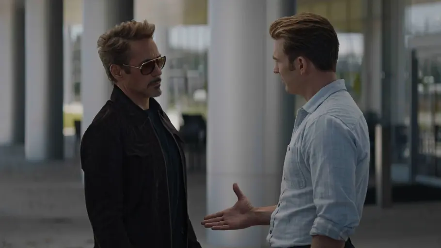 Robert Downey Jr. war im ersten Teaser zu „Avengers: Doomsday“ noch nicht zu sehen. Tony Stark und Steve Rogers unterhalten sich.