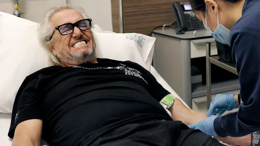 Robert Geiss mit verzerrtem Gesicht bei der Stammzellenbehandlung.