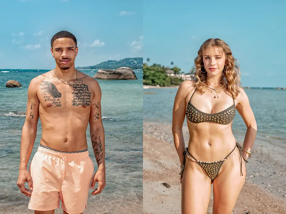 AYTO Ein junger, tätowierter Mann in hellen Badeshorts und eine junge Frau mit lockigen blonden Haaren im olivgrünen Bikini mit goldenen Punkten stehen jeweils am Strand vor türkisblauem Meer. Beide blicken direkt in die Kamera, im Hintergrund sind Wasser, Himmel und Küste zu sehen.