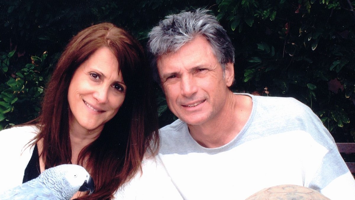 Robin Kaye und Thomas Deluca wurden schon seit Tagen vermisst. Robin Kaye und Thomas Deluca sitzen mit zwei Vögeln im Garten und lächeln in die Kamera.