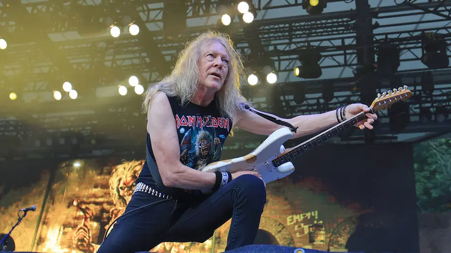 Janick Hers leht sich mit seiner Gitarre über den Bühnenrand