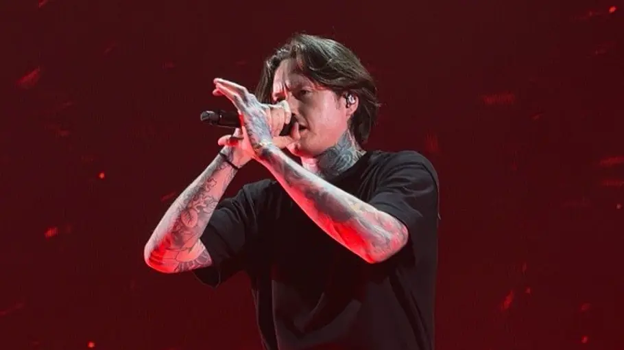 Noah Sebastian performt auf der Bühne und wird dabei von rotem Licht umgeben
