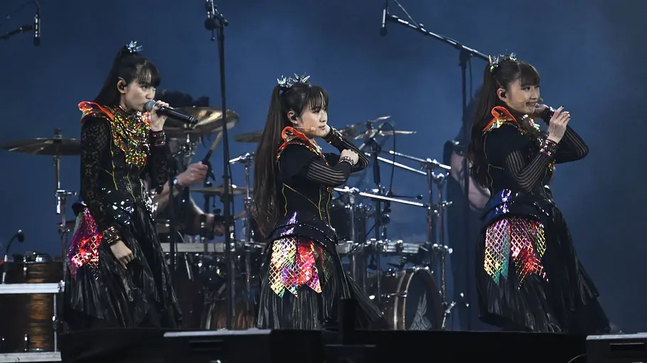 SU-METAL, MOAMETAL und MOMOMETAL performen auf einer Festivalbühne
