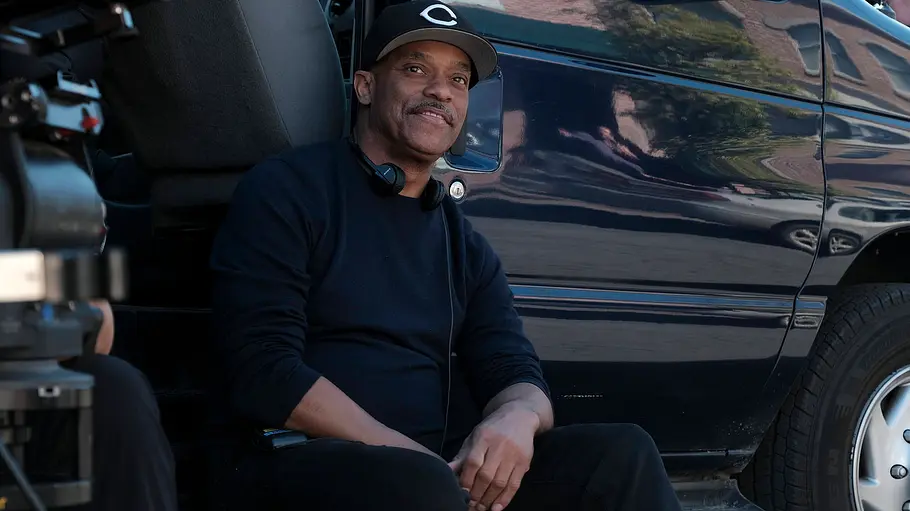 Schauspieler Rocky Carroll angelehnt an einem Auto.