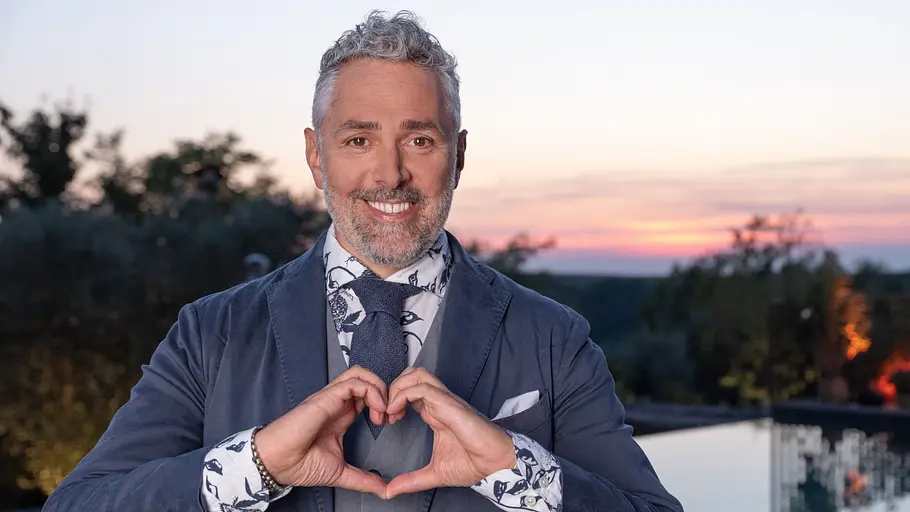 Roland Trettl bei „First Dates Hotel“ Roland Trettl formt die Hände zum Herz.