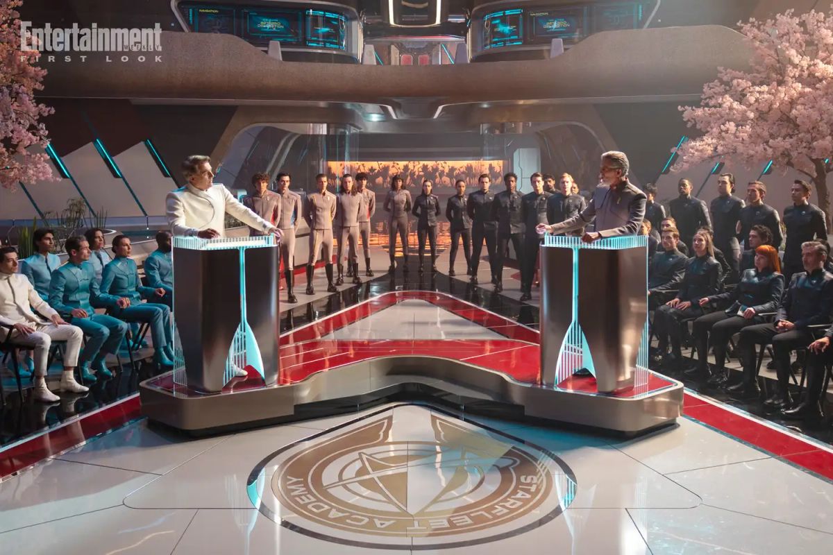 Kadetten und Ausbilder bei einer Versammlung in der Starfleet Academy.
