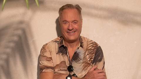 Ronald Schill posiert im Hawaiishirt für Villa der Versuchung - Foto: Joyn