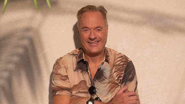 Ronald Schill posiert im Hawaiishirt für Villa der Versuchung - Foto: Joyn