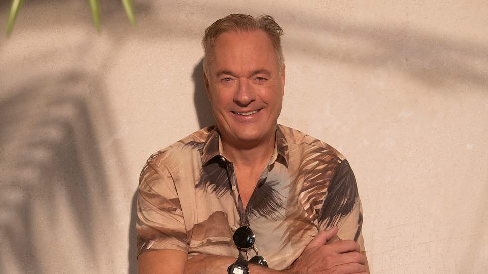 Ronald Schill posiert im Hawaiishirt für Villa der Versuchung - Foto: Joyn