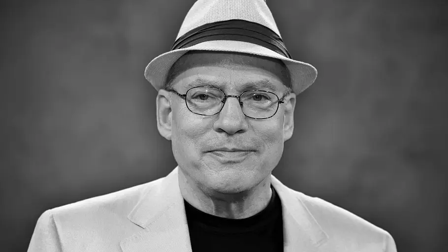 Rosa von Praunheim Rosa von Praunheim schaut in die Kamera und hat ein leichtes Lächeln auf den Lippen.