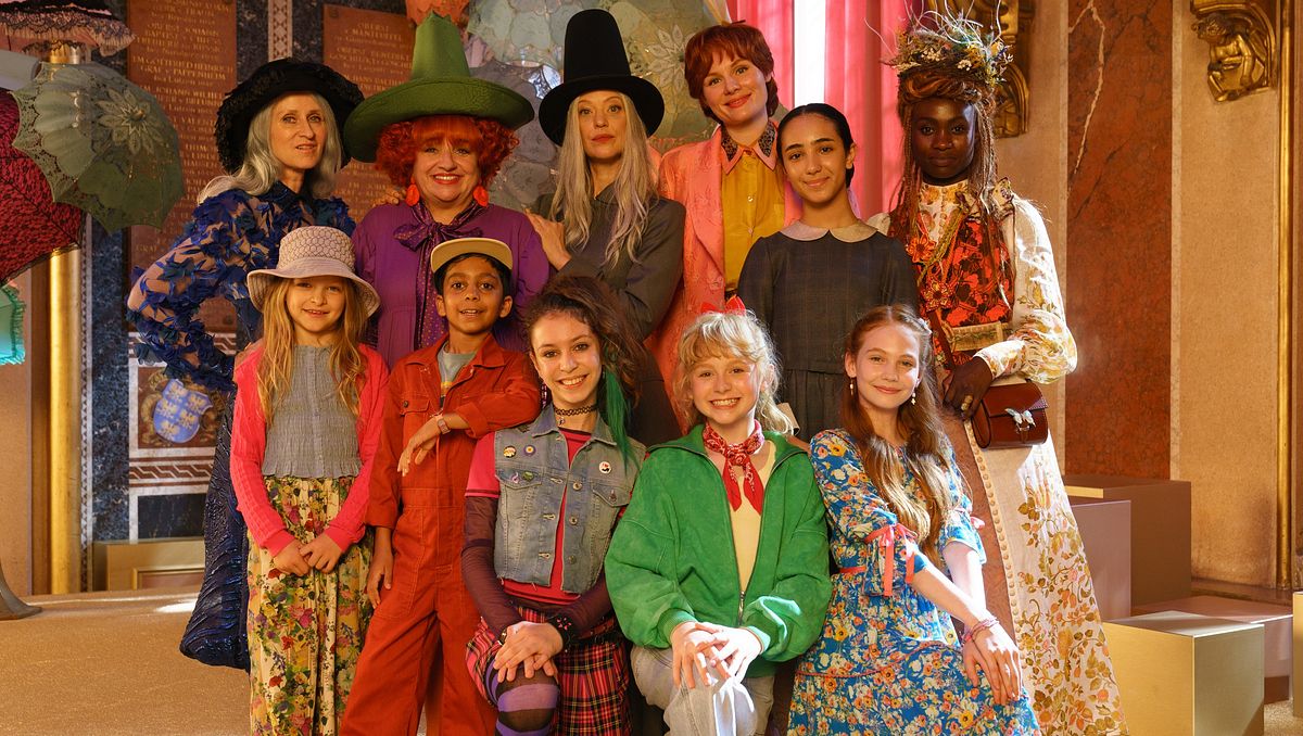 Rosalie Thomass (obere Reihe, 4. von links) spielt Bibis Mutter Barbara in „Bibi Blocksberg - Das große Hexentreffen“. Die Besetzung des Films „Bibi Blocksberg - Das große Hexentreffen“ posiert für die Kamera.