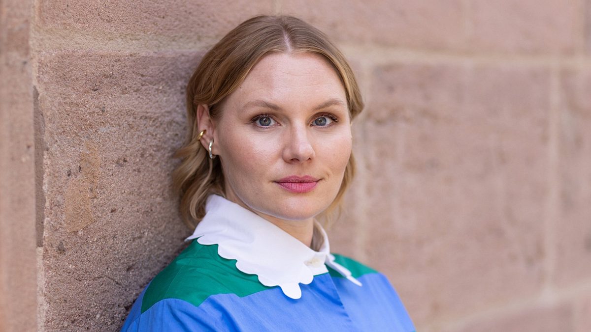 Rosalie Thomass wird zu Kriminalhauptkommissarin Emilia Rathgeber. Schauspielerin Rosalie Thomass, die gerade für den Franken-„Tatort“ bestätigt wurde, lehnt an einer Wand und blickt in die Kamera.