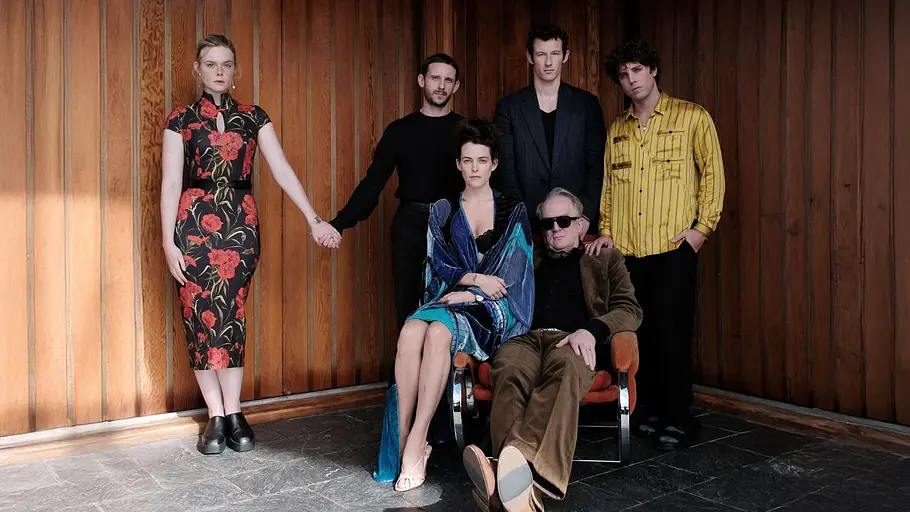 Elle Fanning (l-r, hinten), Jamie Bell, Callum Turner, Lukas Gage, Riley Keough (l-r, vorne) und Tracy Letts im Film Rosebush Pruning des brasilianischen Regisseurs Karim Aïnouz. Elle Fanning (l-r, hinten), Jamie Bell, Callum Turner, Lukas Gage, Riley Keough (l-r, vorne) und Tracy Letts im Film Rosebush Pruning des brasilianischen Regisseurs Karim Aïnouz.