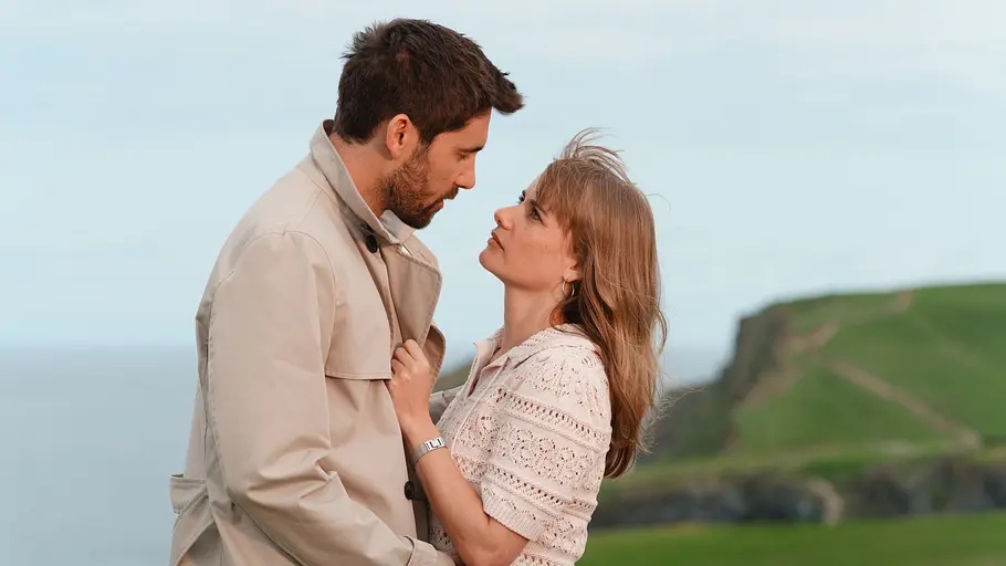 Rosemunde Pilcher-Filme bieten dem Publikum sichere Beständigkeit – eigentlich. An der Küste Cornwalls: Johanna Rashford (Anna Hausburg) und Bill Reynolds (Kerim Waller) stehen eng beieinander und blicken sich tief in die Augen.