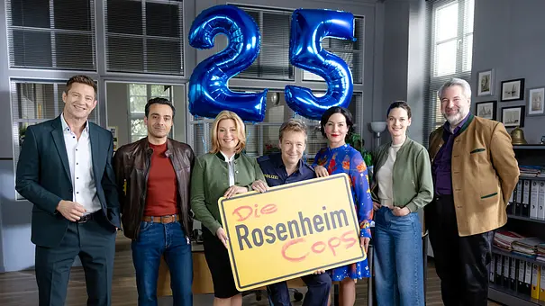 Das „Rosenheim-Cops“ -Team 2025: v.l.: Sven Hansen, Kilian Kaya, Marie Hofer, Michi Mohr, Miriam Stockl, Julia Beck, Anton Stadler - Foto: ZDF und Markus Sapper Das „Rosenheim-Cops“ -Team 2025: v.l.: Sven Hansen, Kilian Kaya, Marie Hofer, Michi Mohr, Miriam Stockl, Julia Beck, Anton Stadler - Foto: ZDF und Markus Sapper