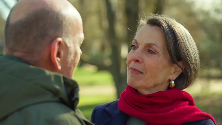 „Rote Rosen“ Folge 4394, 8. Oktober 2026 Rote Rosen-Vorschau, Folge 4394: Gerd und Victoria stehen sich im Freien gegenüber. Sie trägt einen roten Schal, er eine grüne Jacke.