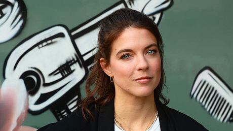 „Rote Rosen“: Drängt sich Valerie doch noch zwischen Jördis und Klaas? - Foto: ARD/Stefanie Jockschat