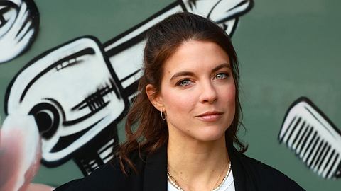 „Rote Rosen“: Drängt sich Valerie doch noch zwischen Jördis und Klaas? - Foto: ARD/Stefanie Jockschat
