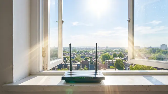 WLAN-Router in der Fensterbank - Foto: TV Movie / KI WLAN-Router in der Fensterbank - Foto: TV Movie / KI