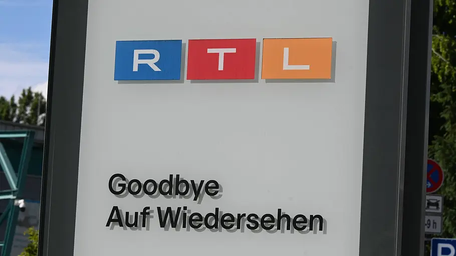 Man sieht das RTL-Logo und die Worte „Goodbye“ und „Auf Wiedersehen“. 