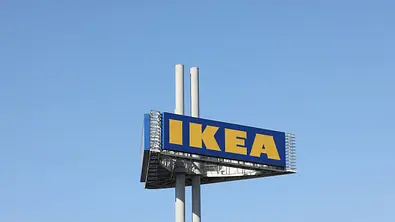 Ikea-Turm mit Logo vor blauem wolkenlosem Himmel. - Foto:  IMAGO / Rene Traut