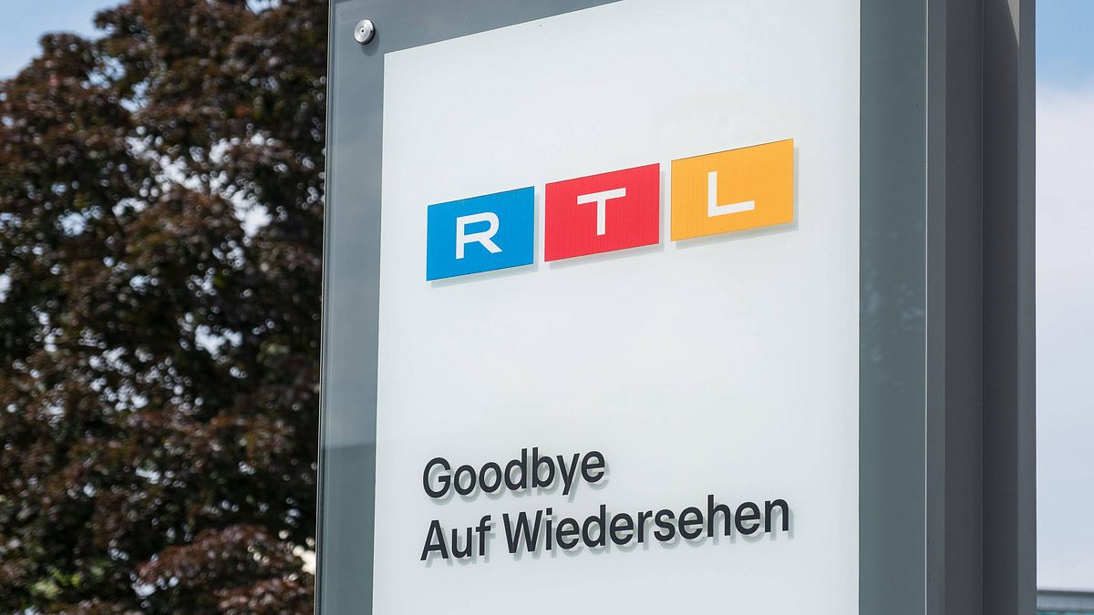 Stele mit RTL-Logo und Schriftzug Goodybe, Auf Wiedersehen