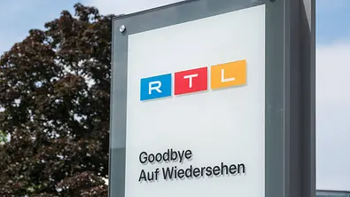 Stele mit RTL-Logo und Schriftzug Goodybe, Auf Wiedersehen - Foto: IMAGO / Guido Schiefer