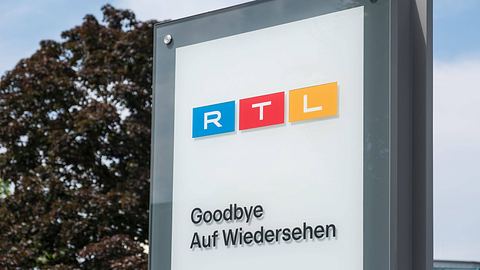 Stele mit RTL-Logo und Schriftzug Goodybe, Auf Wiedersehen - Foto: IMAGO / Guido Schiefer