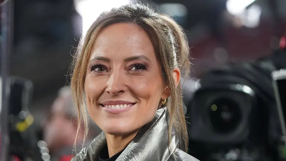 RTL-Moderatorin Anna Fleischhauer Baby Partner RTL-Moderatorin Anna Fleischhauer lächelt bei einer Sportübertragung in die Kamera.