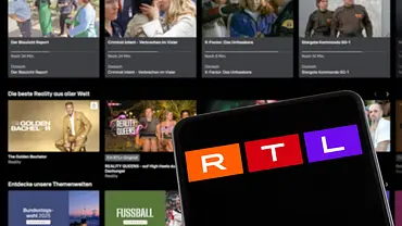 Handy mit RTL-Logo vor einem Bildschirm, auf dem RTLPlus zu sehen ist. - Foto: IMAGO / Aviation-Stock