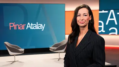 Pinar Atalay im Studio. - Foto: RTL / Philipp Rathmer Pinar Atalay im Studio. - Foto: RTL / Philipp Rathmer