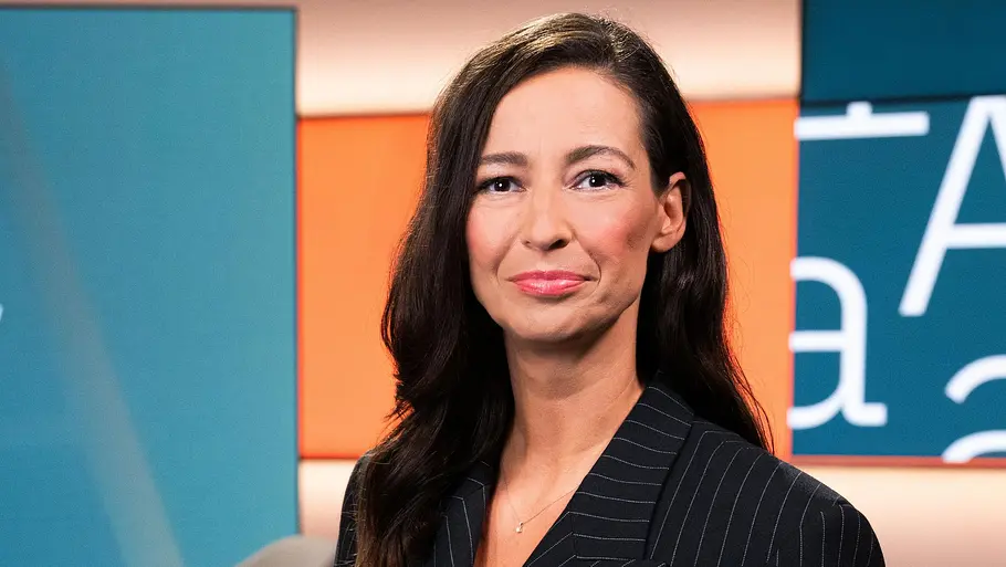 Pinar Atalay führt durch die Sondersendung. Pinar Atalay im Studio.