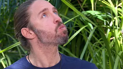 Gil Ofarim bei einer Dschungelprüfung. Er schaut zum Himmel - Foto: RTL