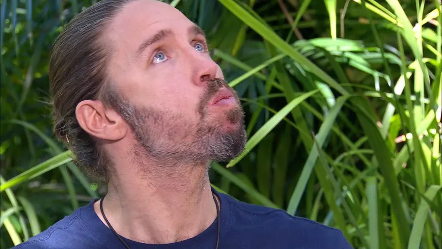 Gil Ofarim Gil Ofarim bei einer Dschungelprüfung. Er schaut zum Himmel