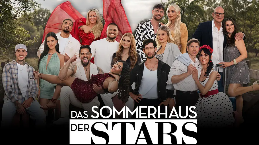 Sommerhaus Paare Mehrere Paare posieren in festlicher und legerer Kleidung im Freien. Davor steht der Schriftzug „Das Sommerhaus der Stars“.