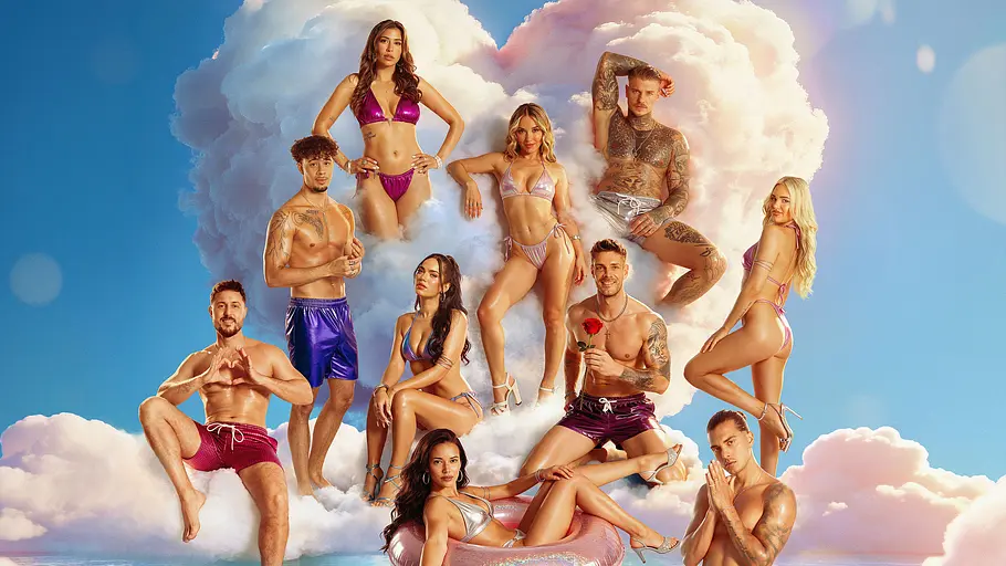 Love Island VIP Cast Love Island VIP Cast posieren vor einer herzförmigen Wolke. Eine Frau liegt auf einem rosa Schwimmring im Wasser.
